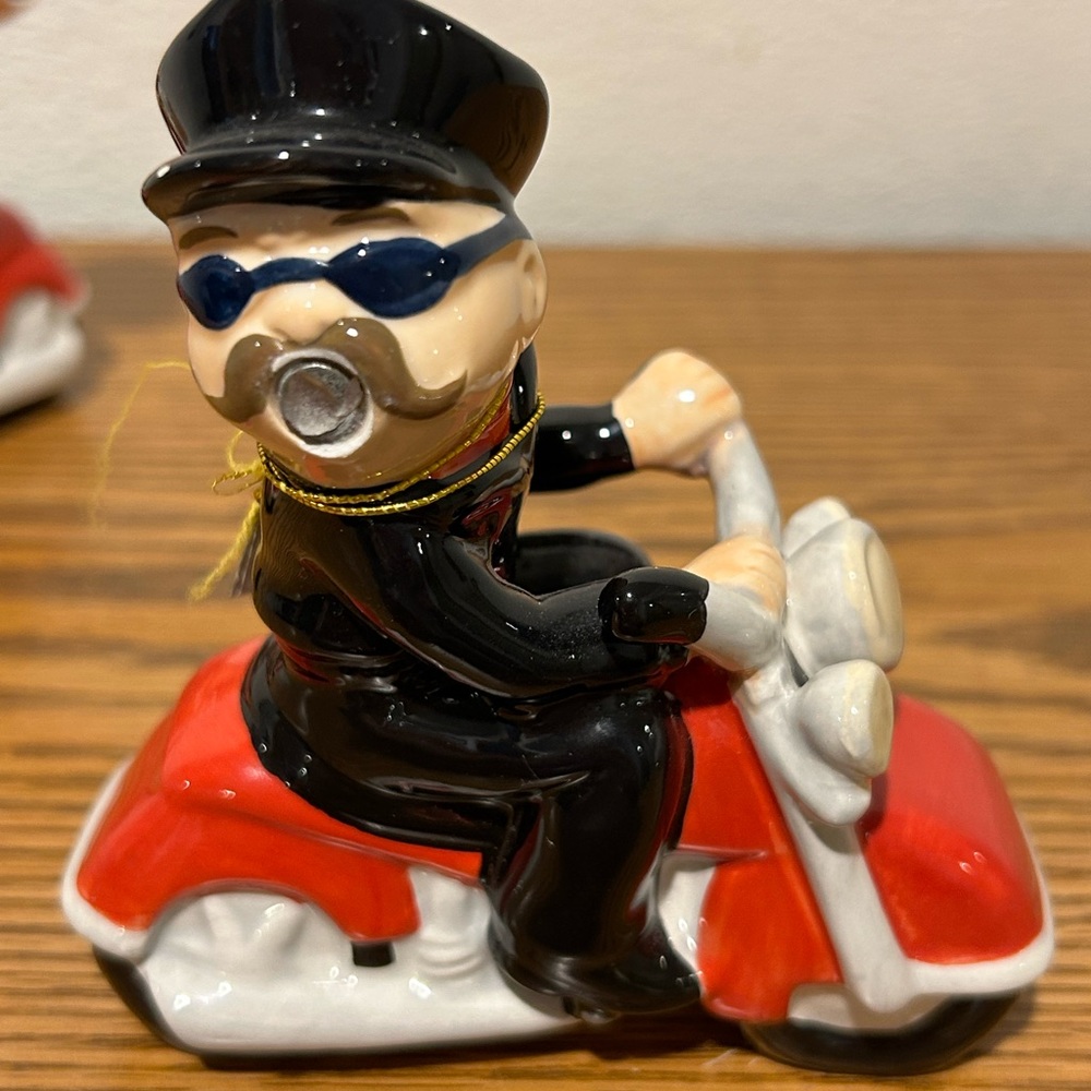 Mwah Magnetic Kissing Motorcyclist Salt & Pepper Shakers - Picture 5 of 10
